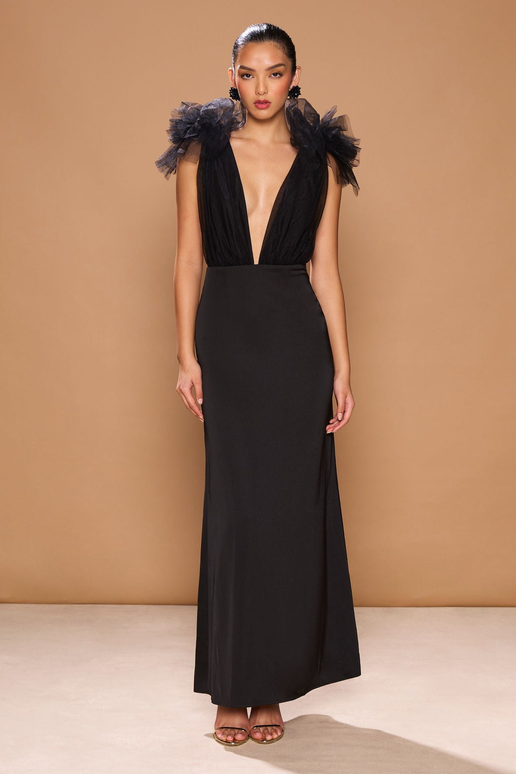 Vestido de gala Como con escote profundo y tul artesanal