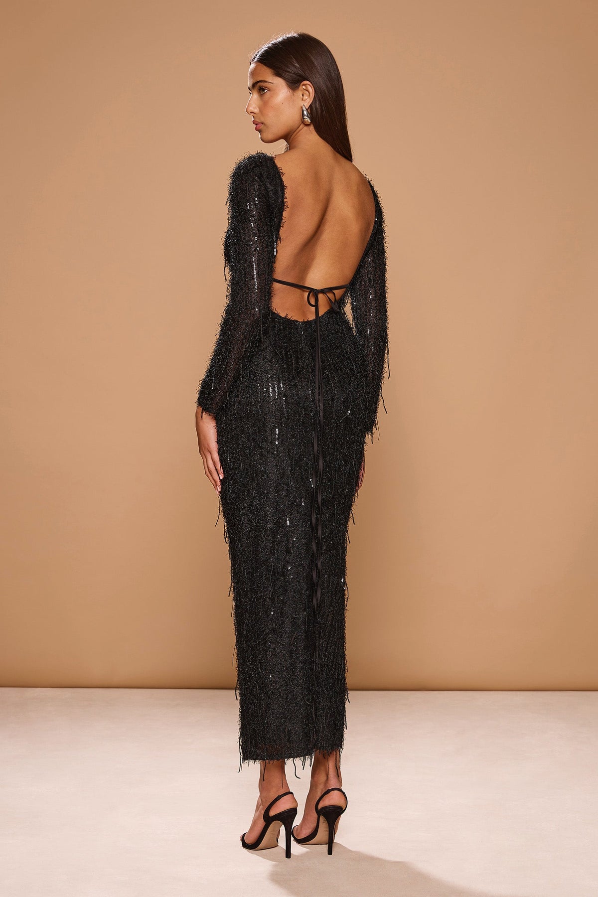 Vestido Sagara de punto brillante con espalda abierta