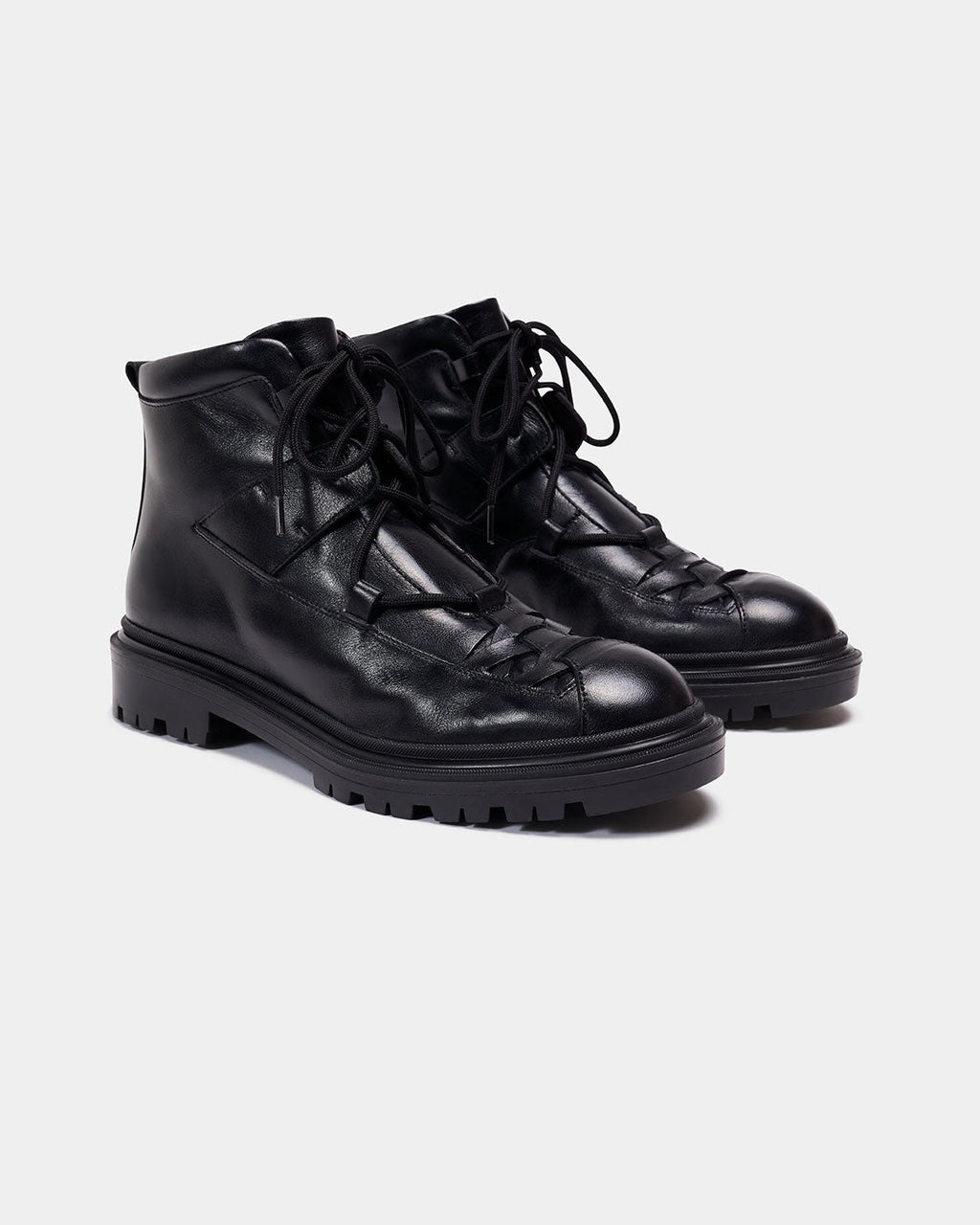 Bota negra de piel con suela track | ZEA