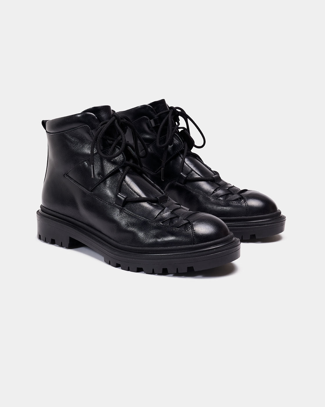 Bota negra de piel con suela track | ZEA