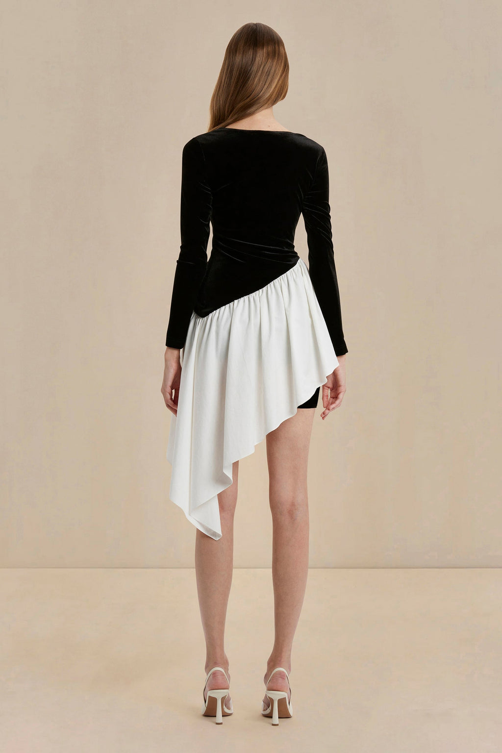 Vestido Amora de terciopelo con volante blanco