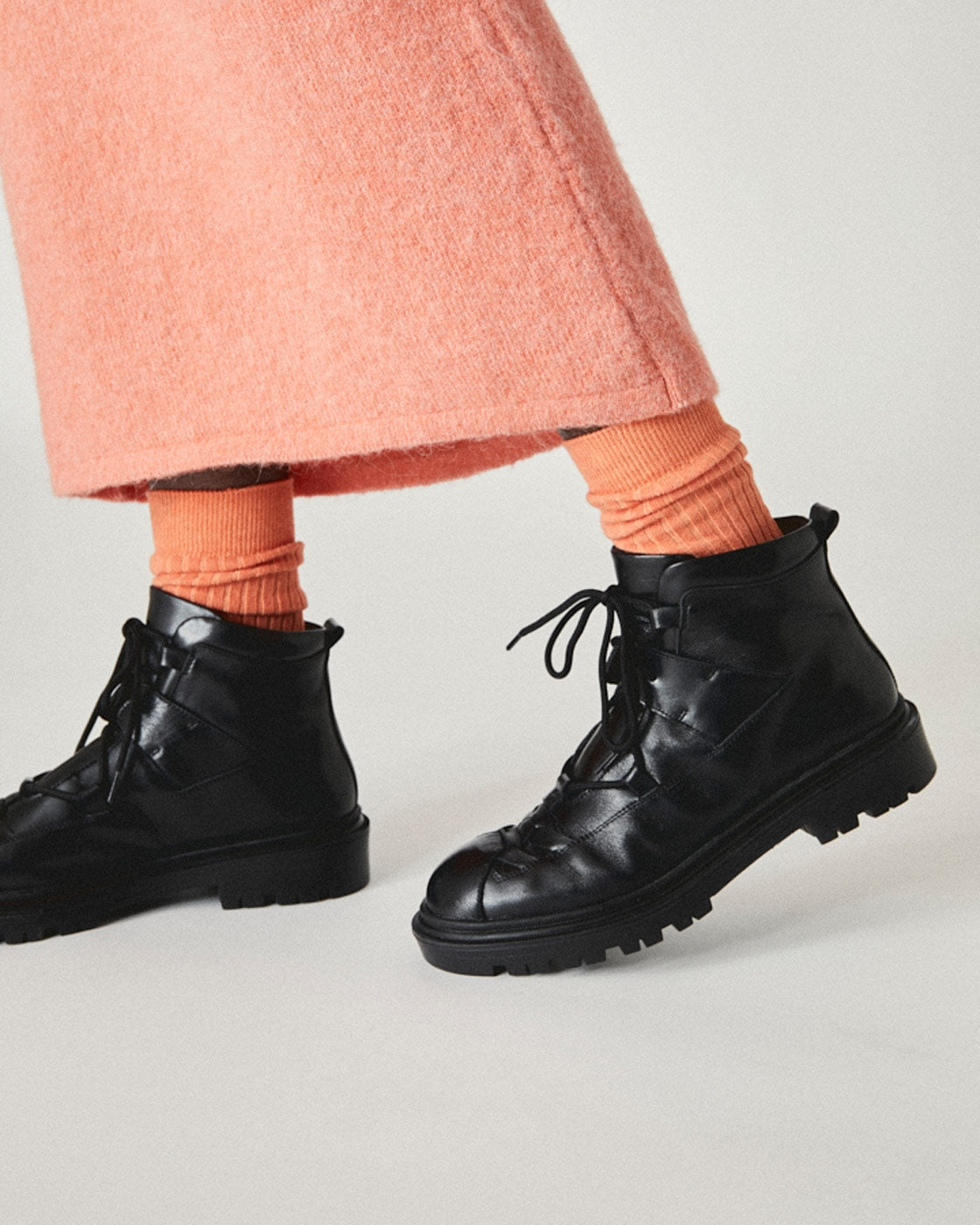 Bota negra de piel con suela track | ZEA