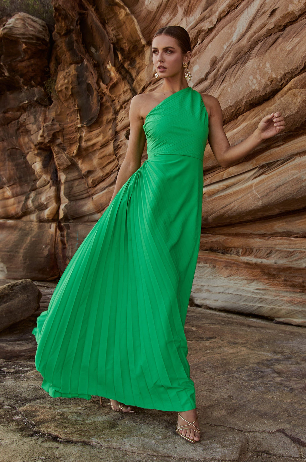 Vestido largo Azalea de un hombro en verde Barcelona