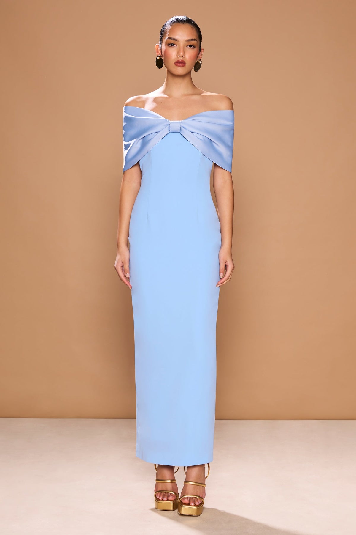 Vestido Belluno azul Azzurro con lazo y hombros descubiertos