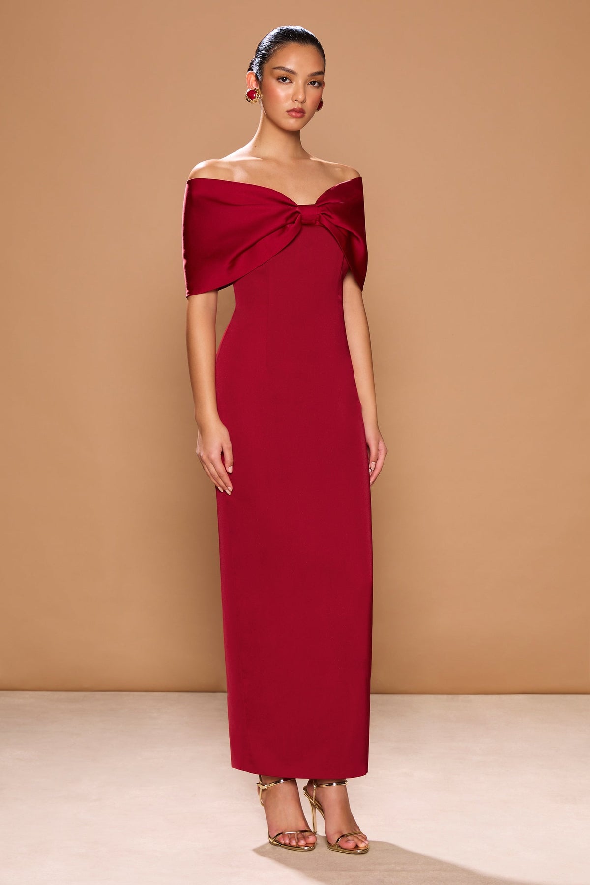 Vestido Belluno rojo Sorrento con lazo de hombros descubiertos