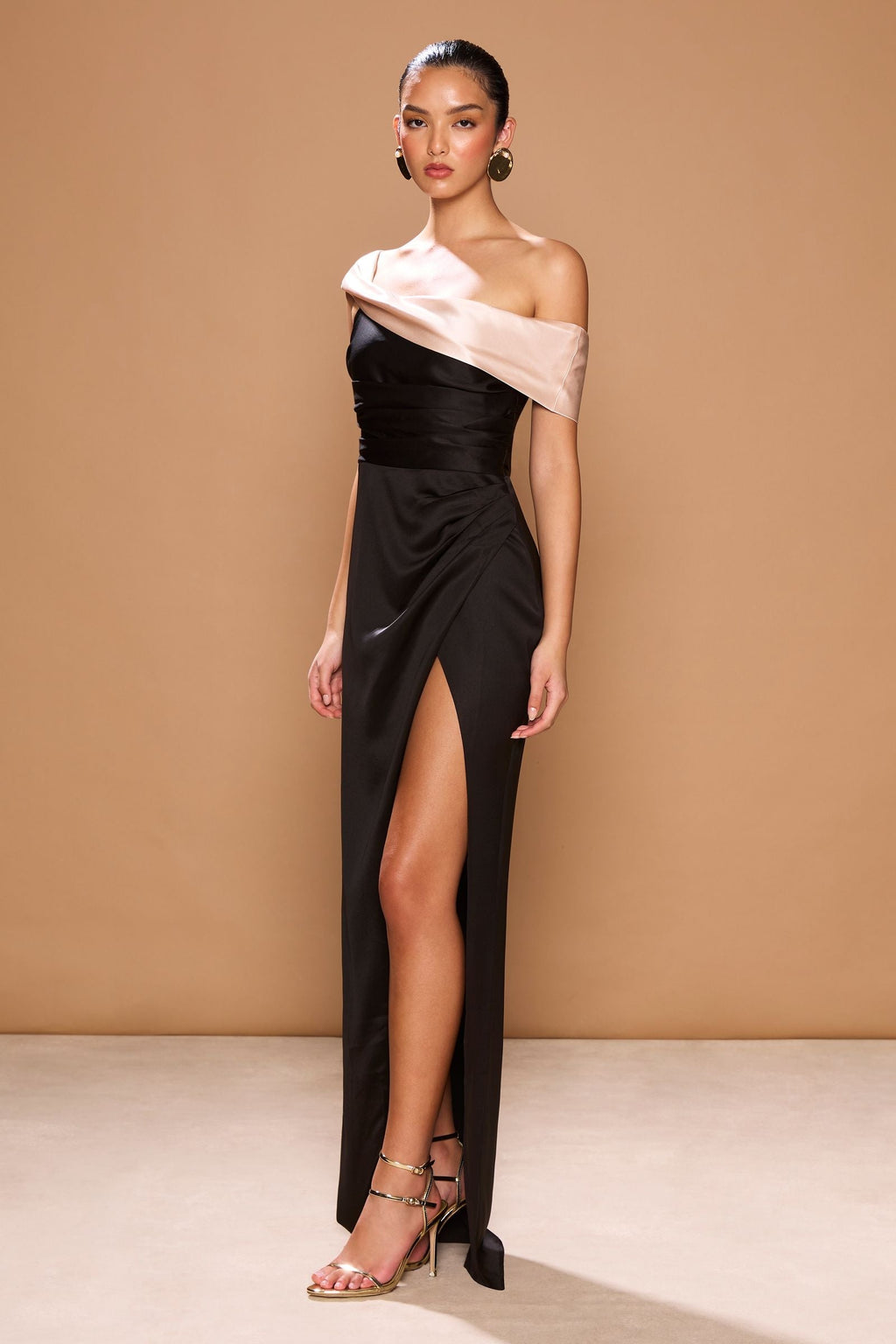 Vestido largo bicolor Tuscany de seda con hombros descubiertos