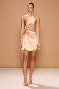 Vestido mini Alia en oro rosa con escote de un hombro