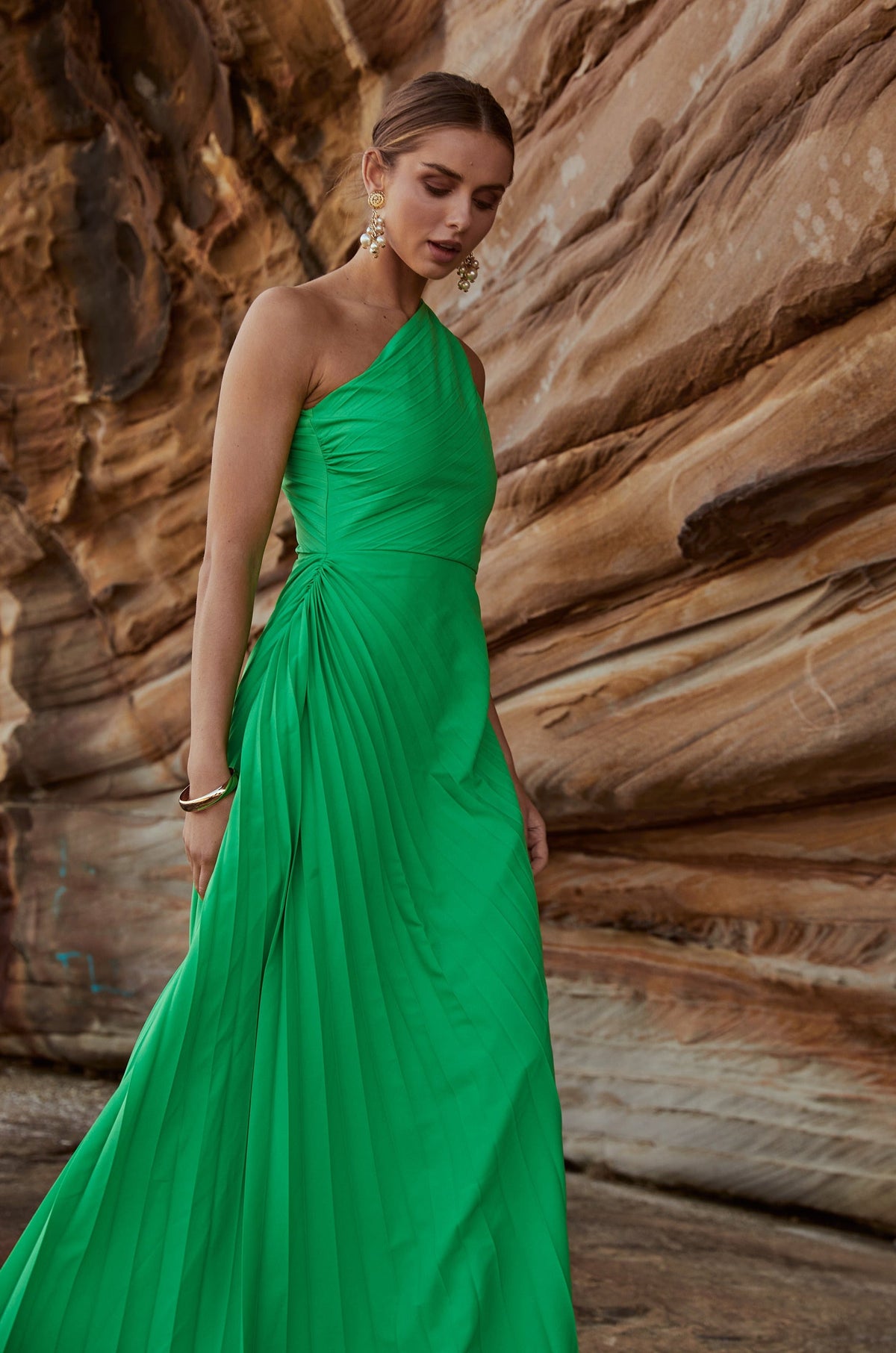 Vestido largo Azalea de un hombro en verde Barcelona