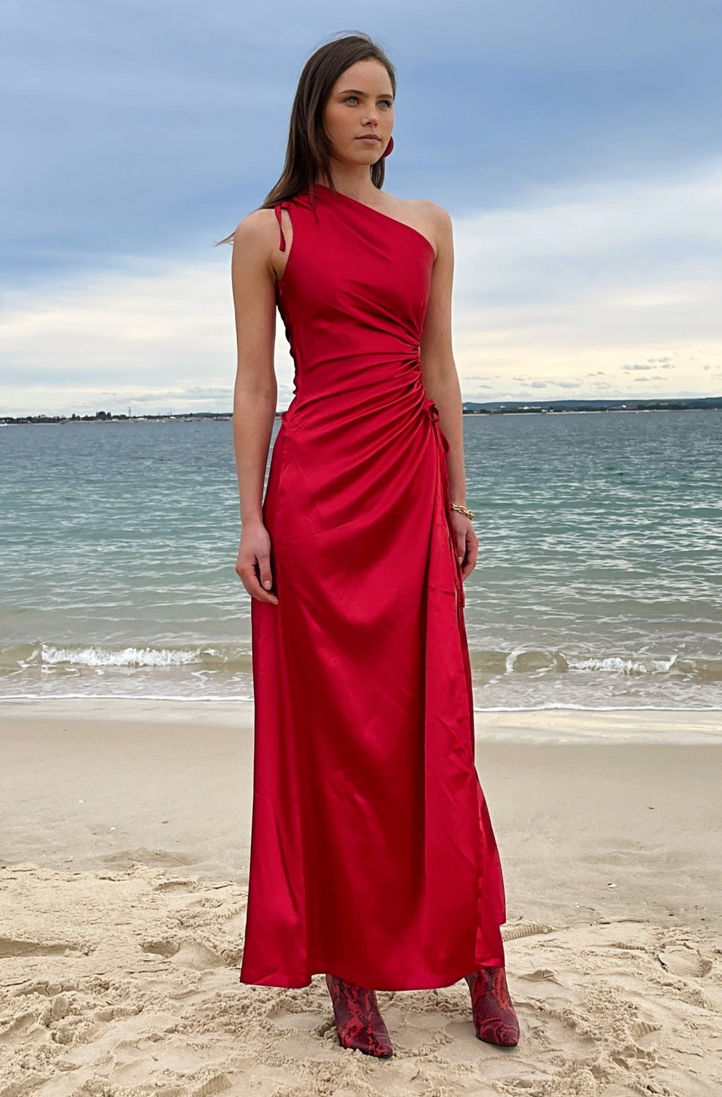 Vestido maxi Nour rojo escarlata de un hombro con cut-out