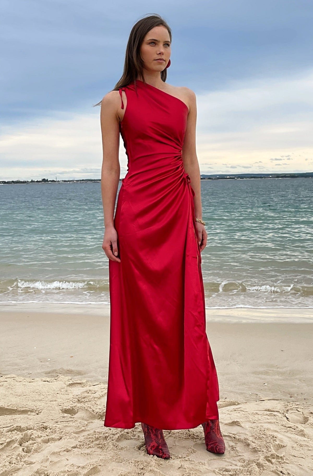 Vestido maxi Nour rojo escarlata de un hombro con cut-out