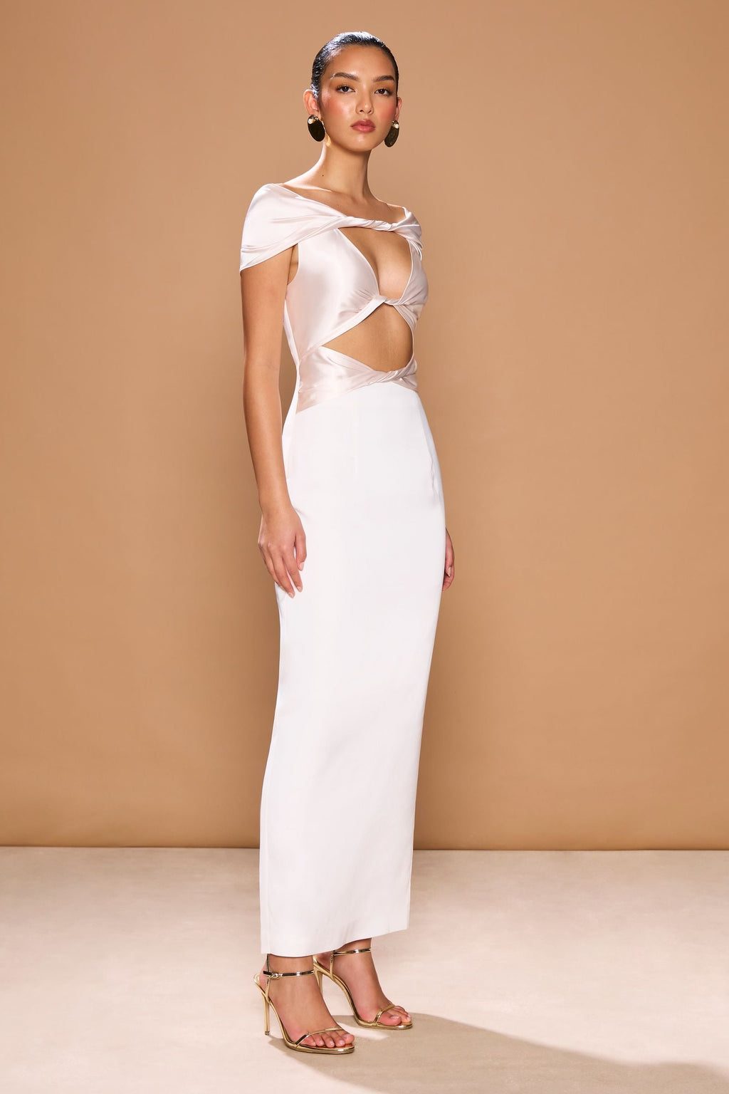 Vestido Pisa en tono perla con detalle retorcido