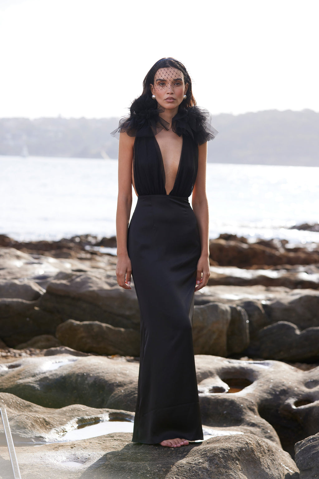 Vestido de gala Como con escote profundo y tul artesanal