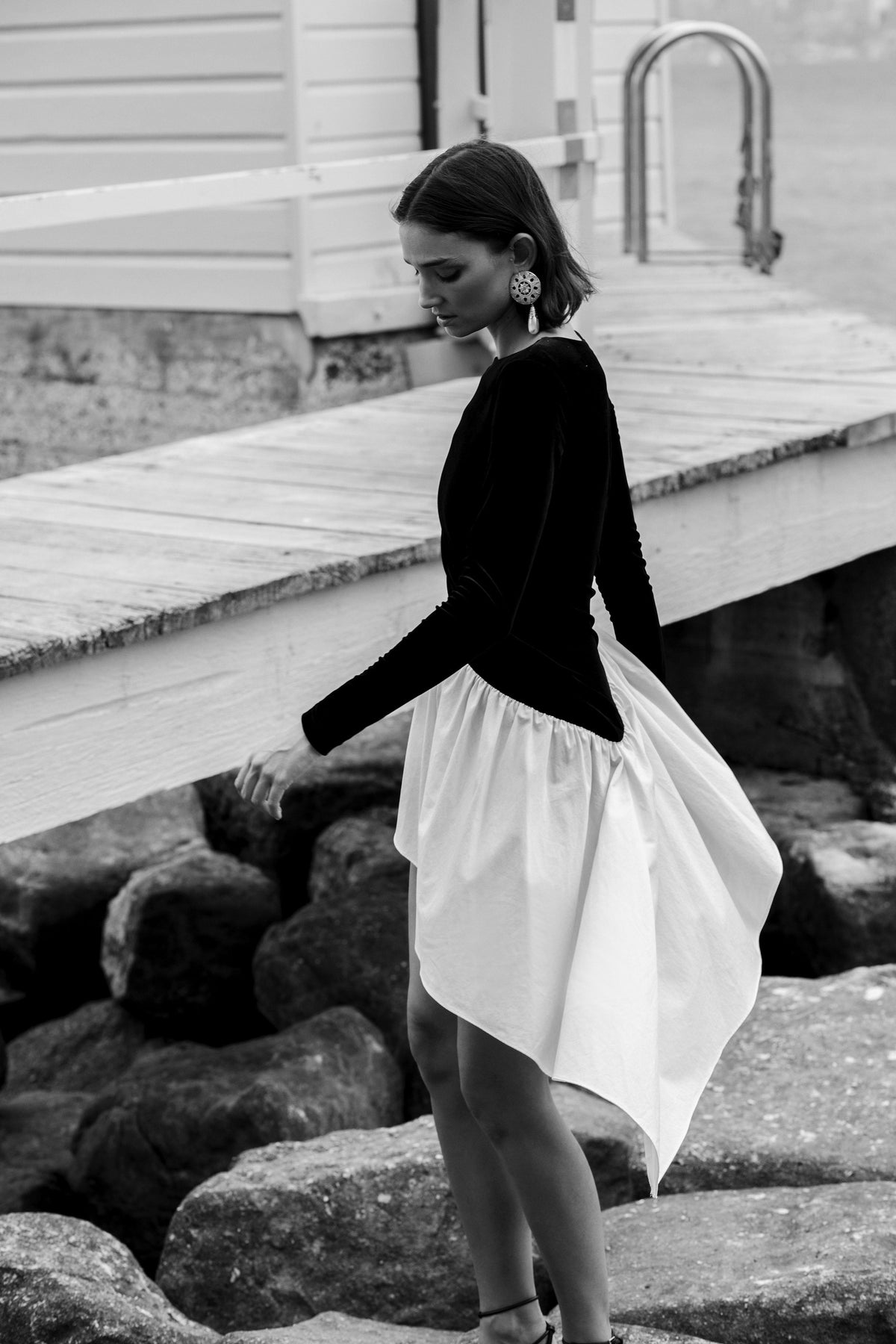 Vestido Amora de terciopelo con volante blanco