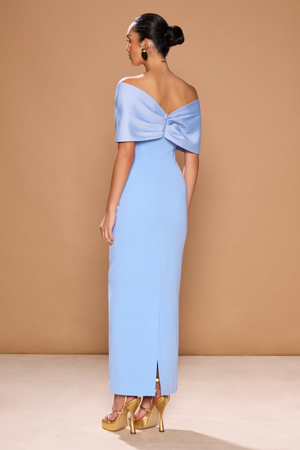 Vestido Belluno azul Azzurro con lazo y hombros descubiertos