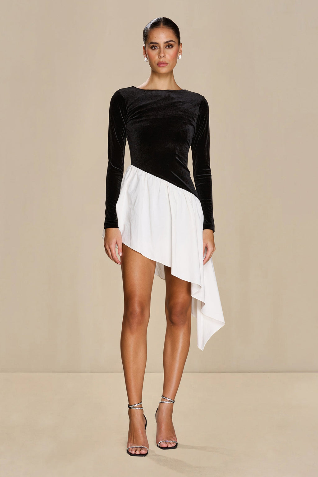 Vestido Amora de terciopelo con volante blanco