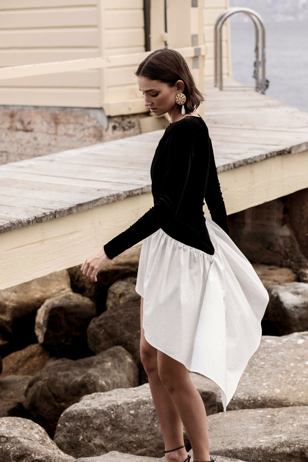 Vestido Amora de terciopelo con volante blanco