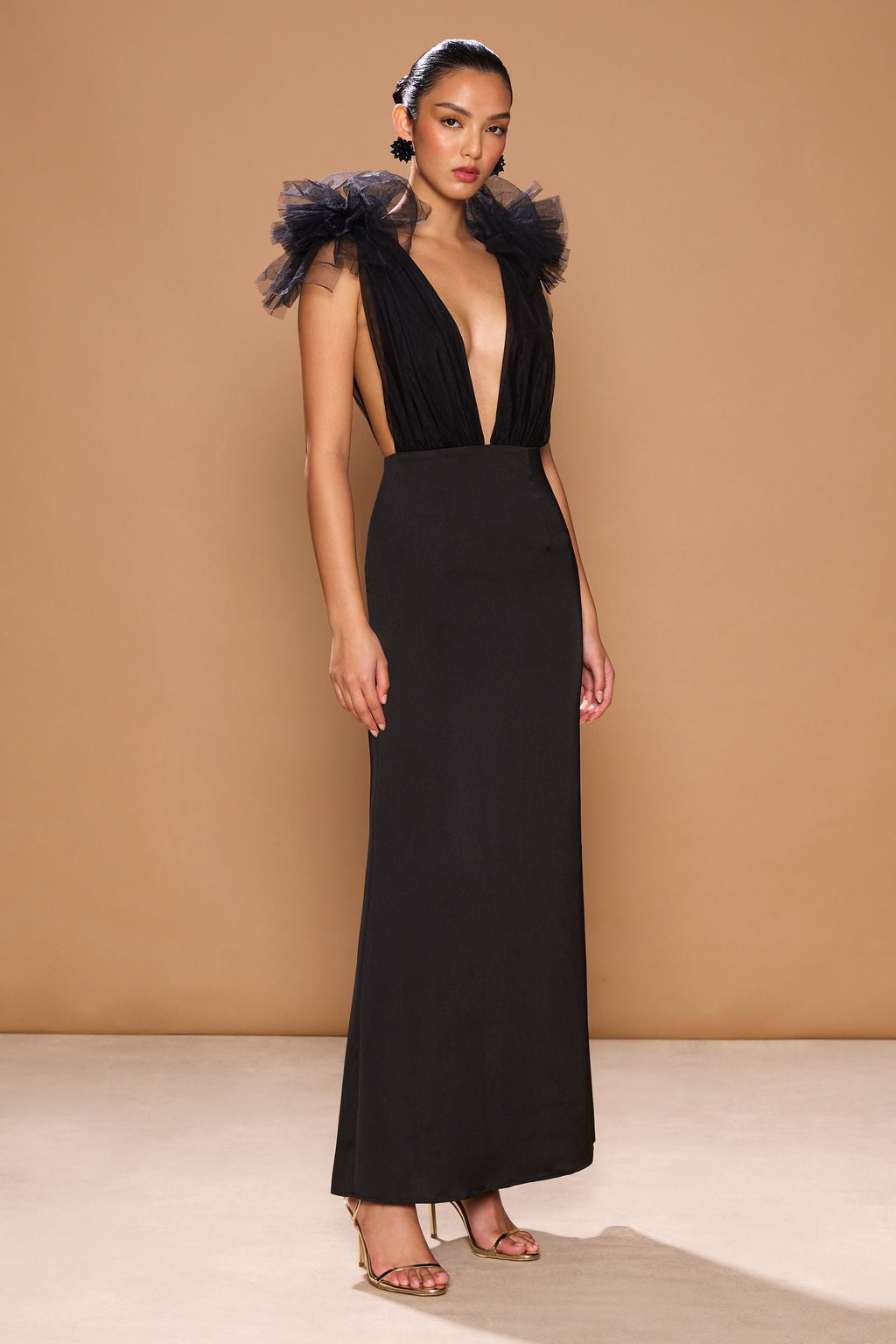Vestido de gala Como con escote profundo y tul artesanal