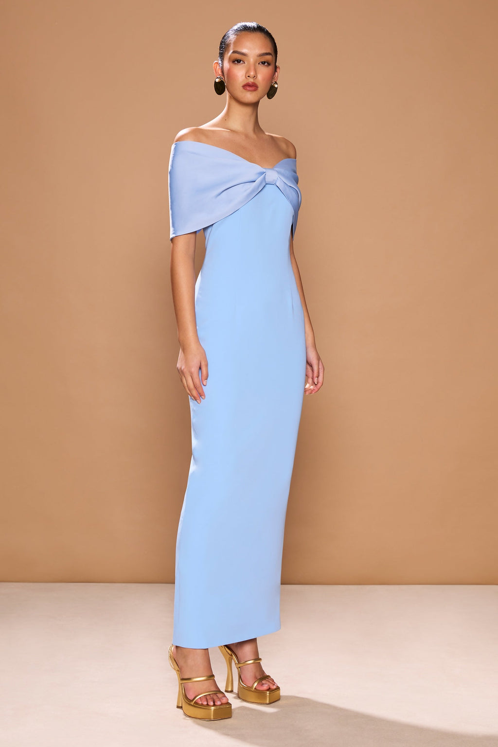 Vestido Belluno azul Azzurro con lazo y hombros descubiertos
