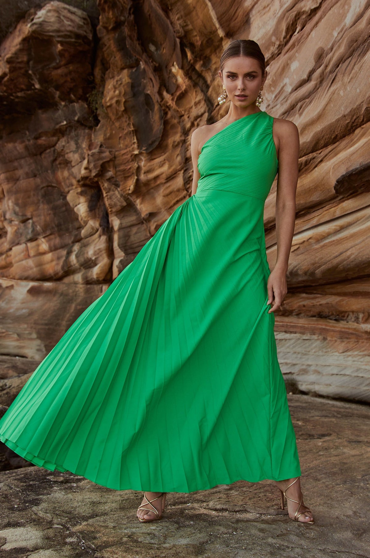 Vestido largo Azalea de un hombro en verde Barcelona