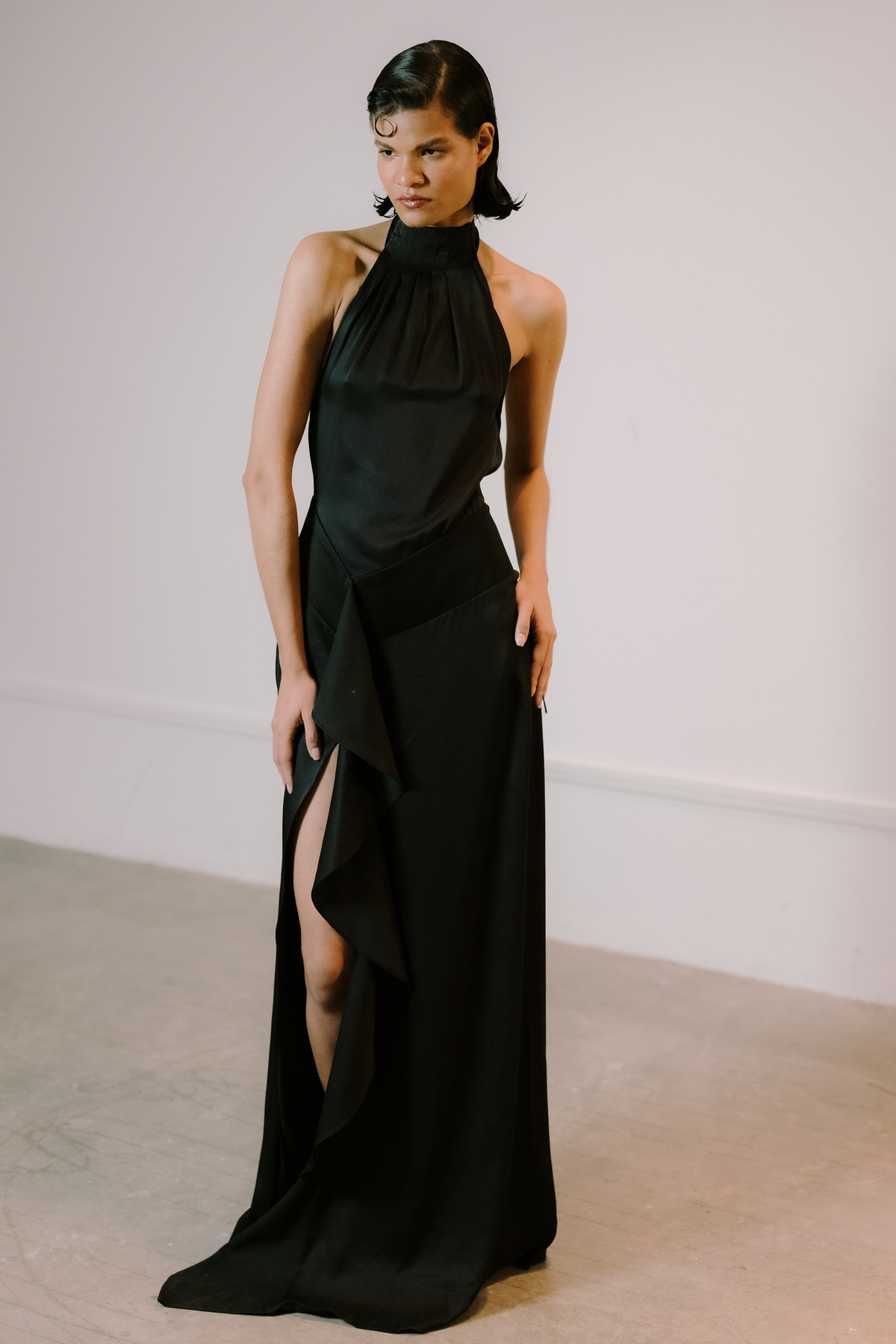Vestido largo La Emperifollá de satén negro