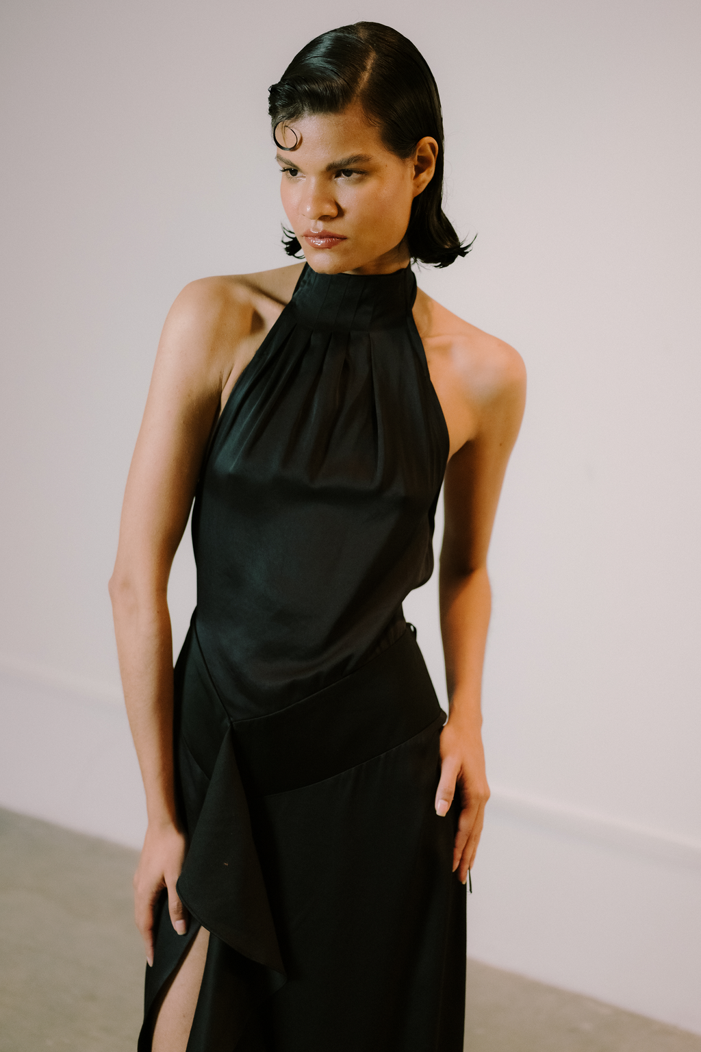 Vestido largo La Emperifollá de satén negro