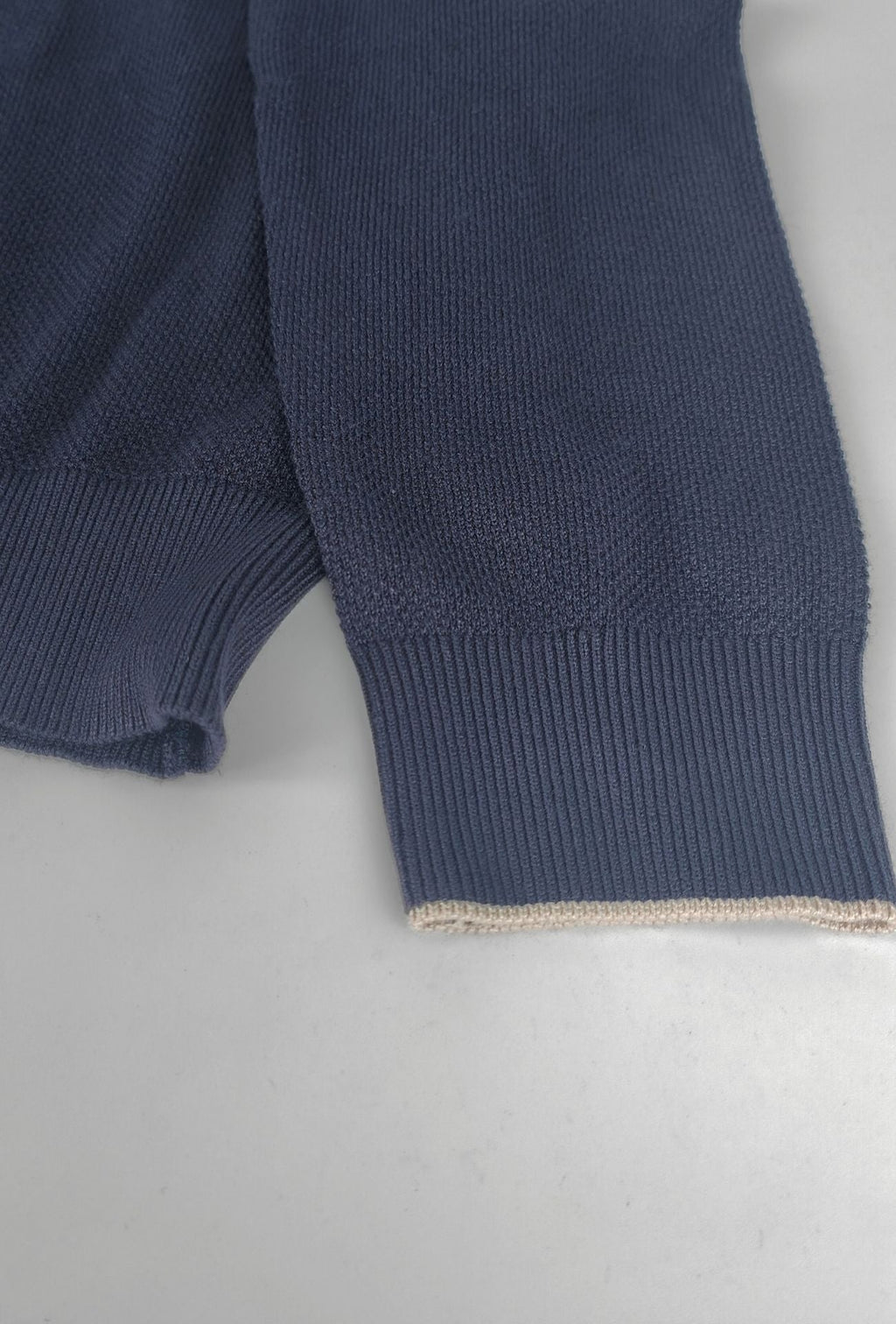 Polo de hombre Dresserd de manga larga en punto azul marino con escote Derby