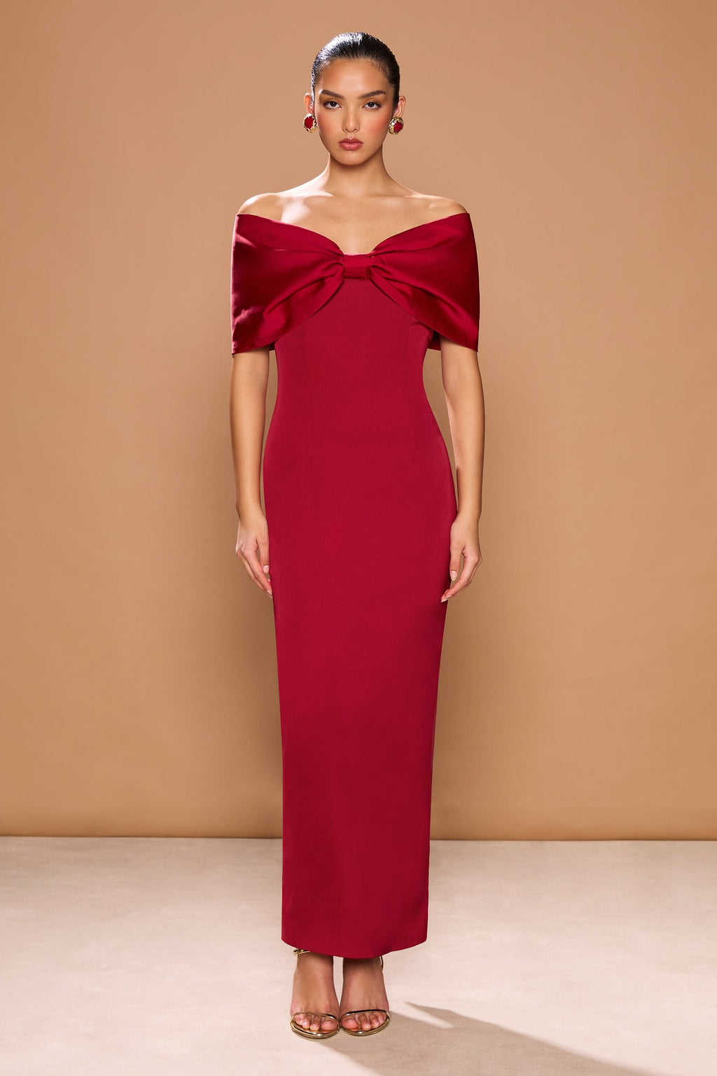 Vestido Belluno rojo Sorrento con lazo de hombros descubiertos