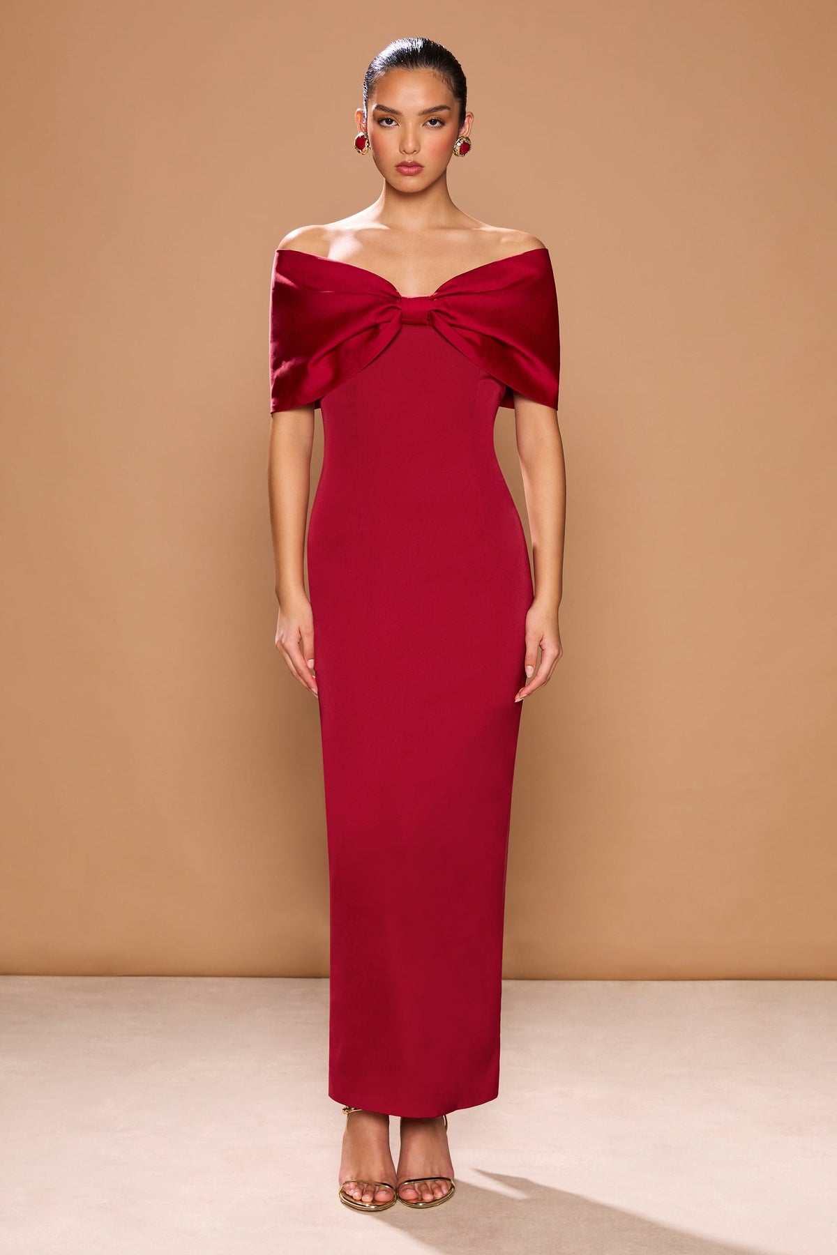 Vestido Belluno rojo Sorrento con lazo de hombros descubiertos