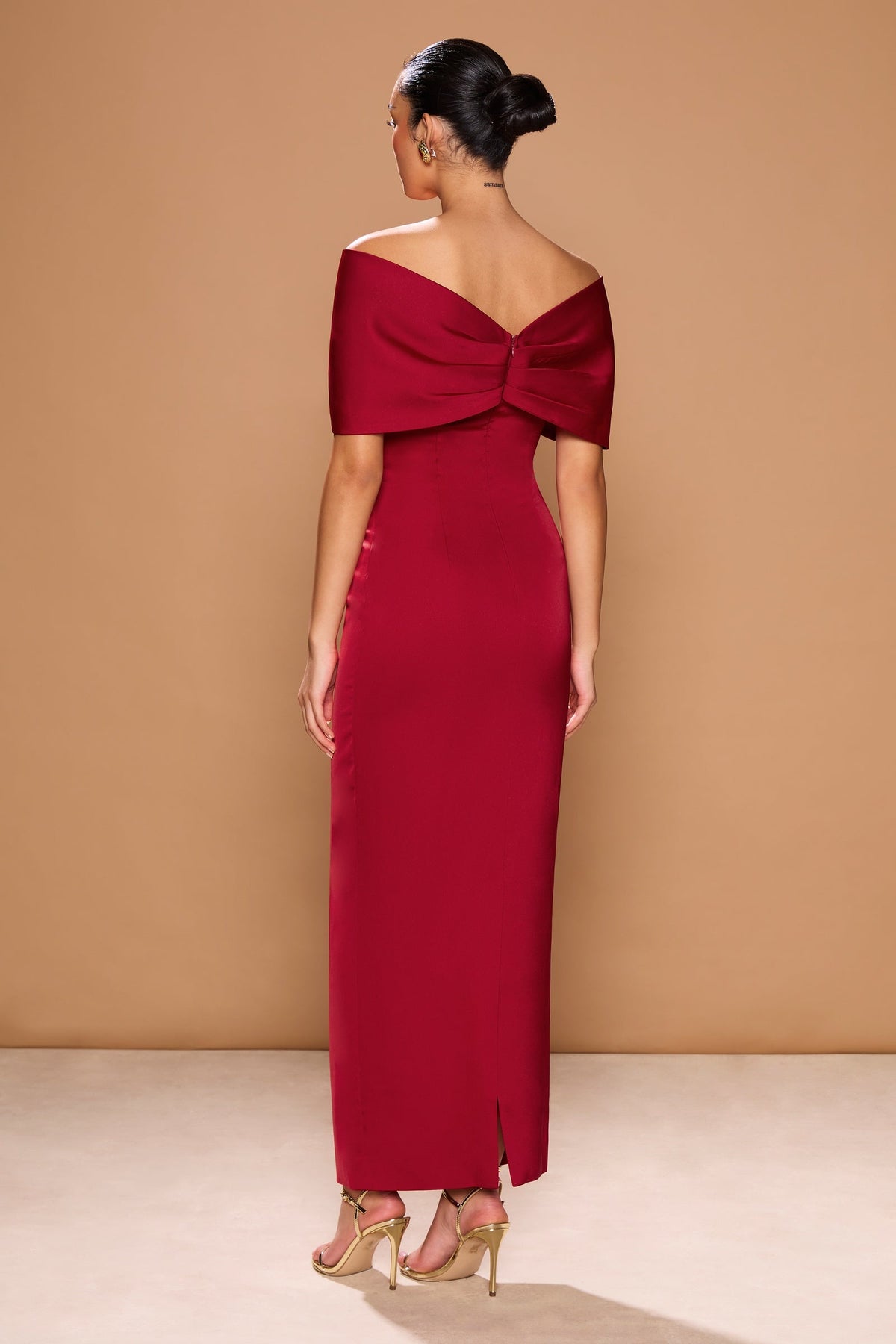 Vestido Belluno rojo Sorrento con lazo de hombros descubiertos