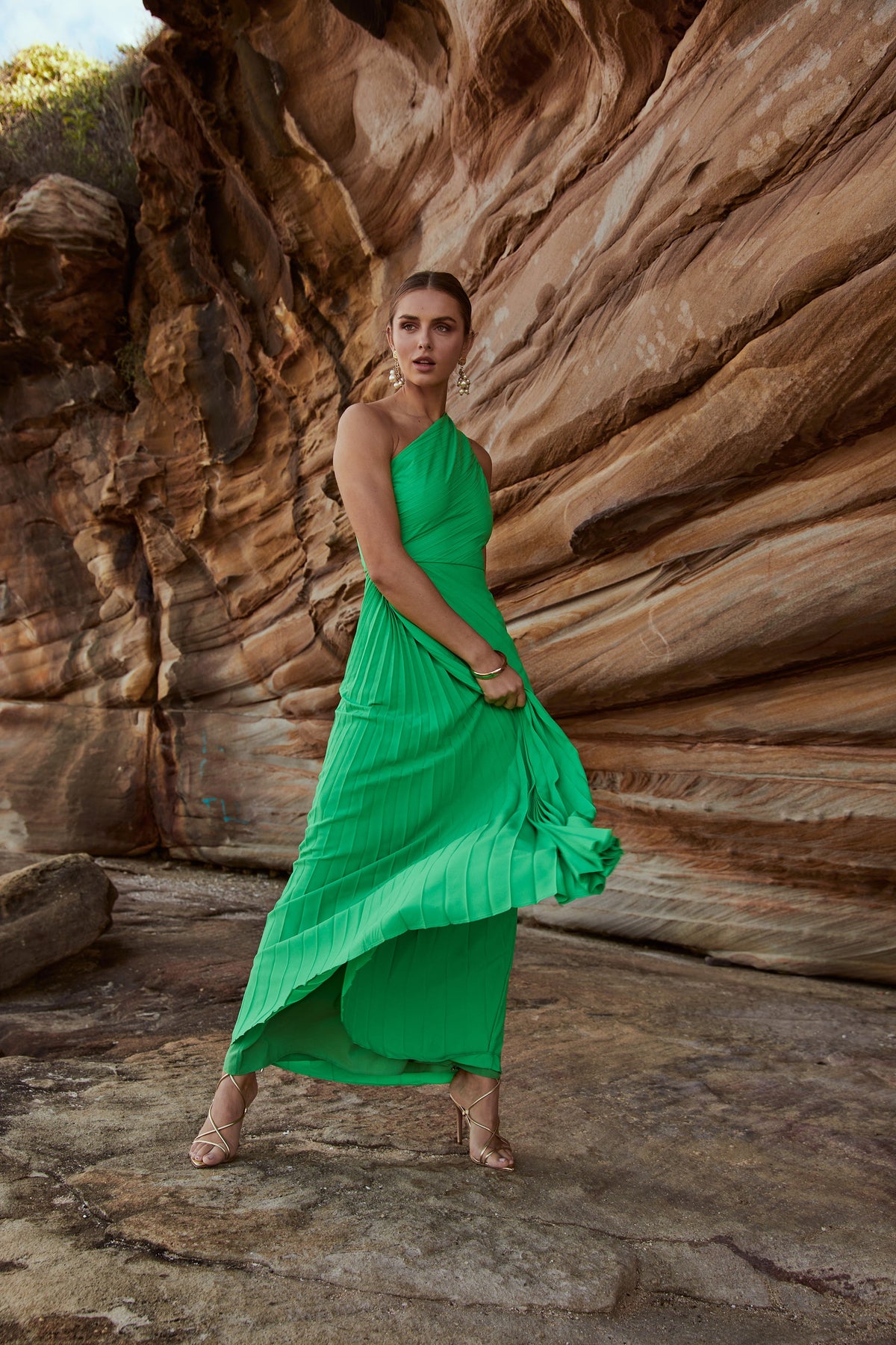 Vestido largo Azalea de un hombro en verde Barcelona