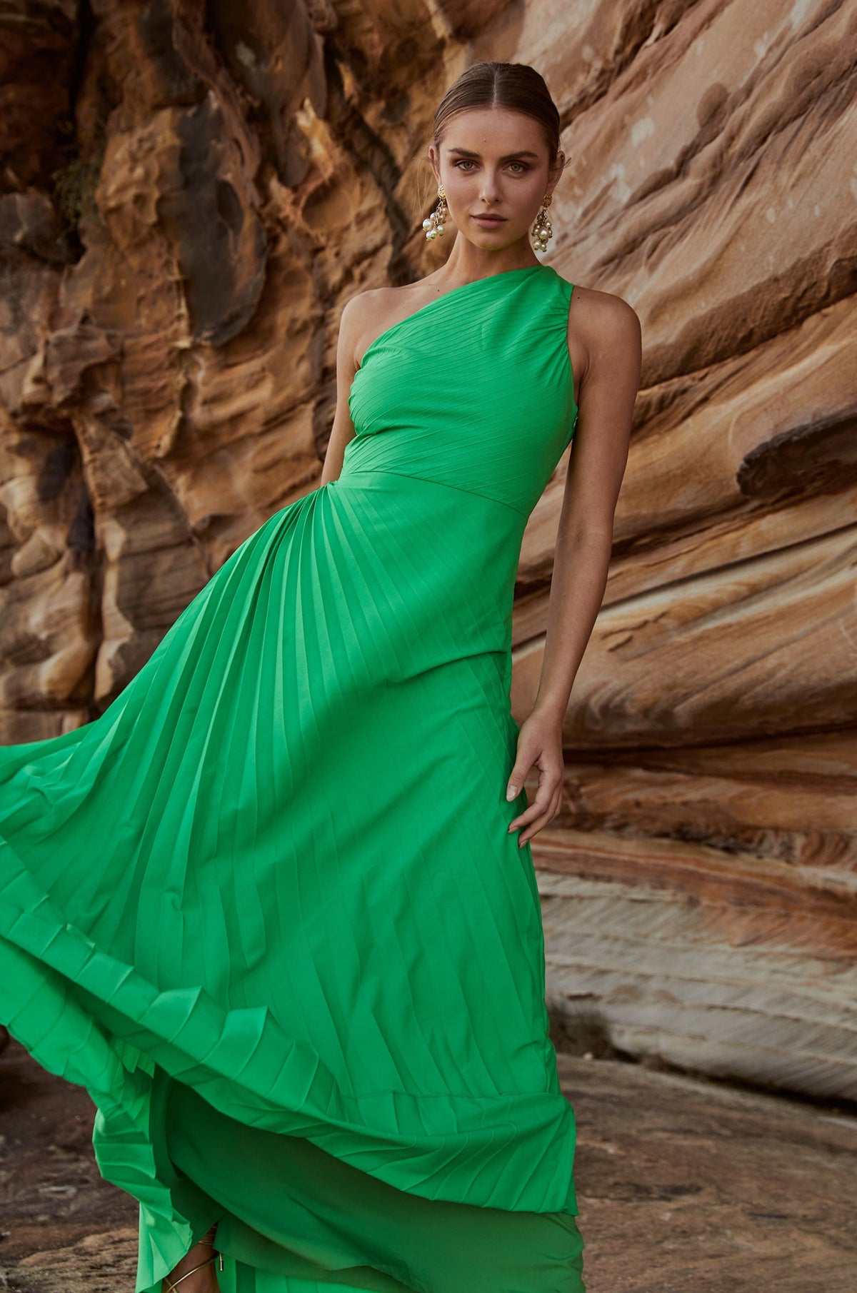 Vestido largo Azalea de un hombro en verde Barcelona