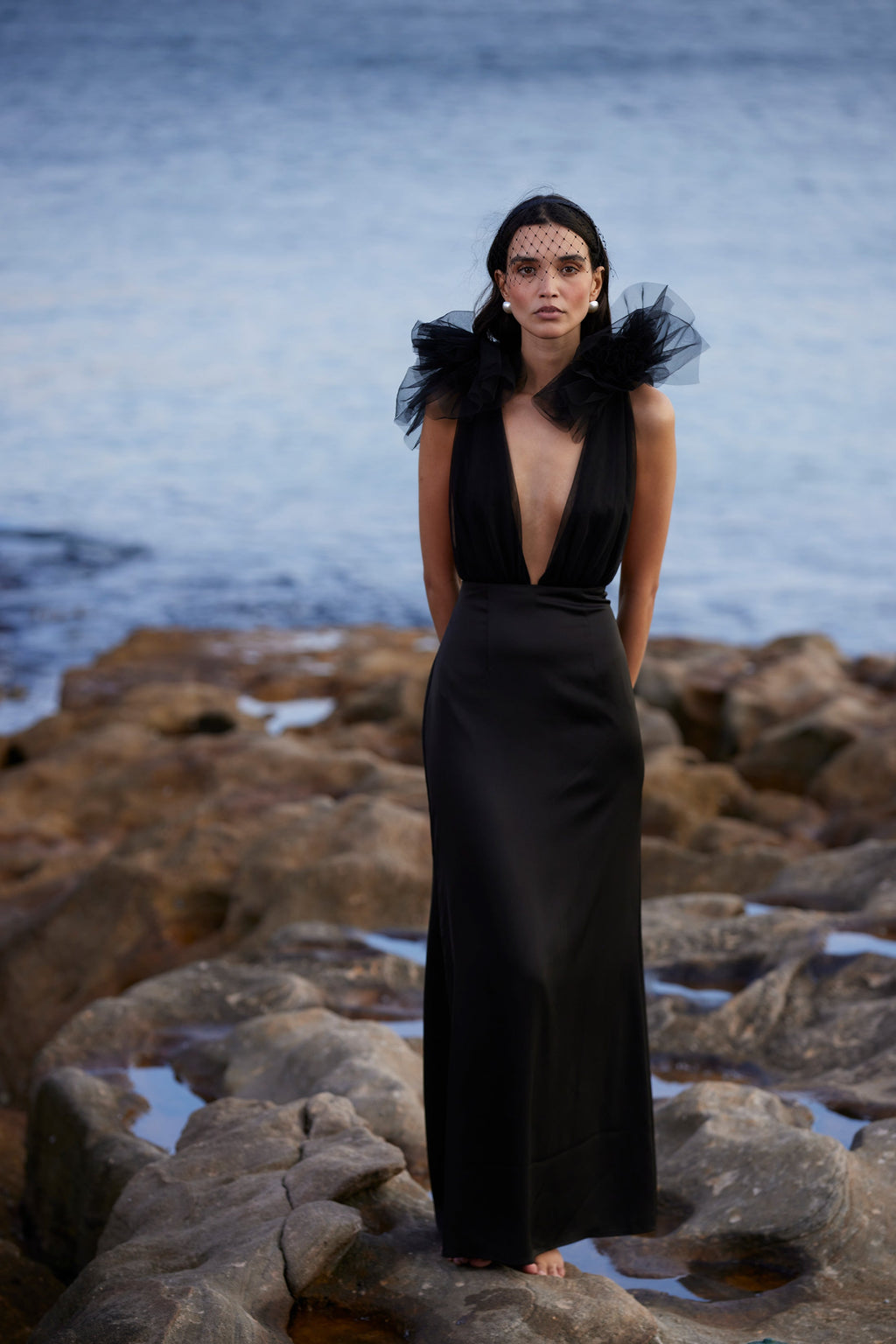 Vestido de gala Como con escote profundo y tul artesanal