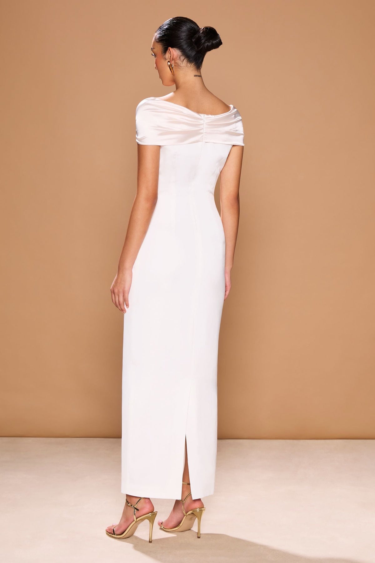 Vestido Pisa en tono perla con detalle retorcido